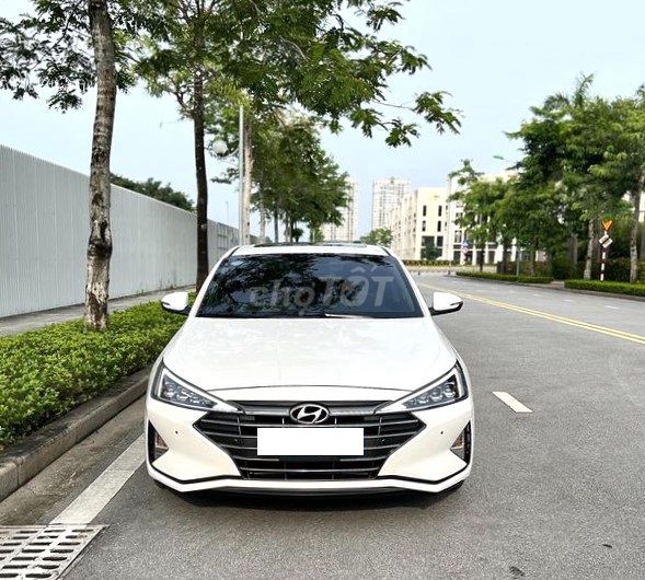 Hyundai Elantra 2.0AT 2021 màu trắng