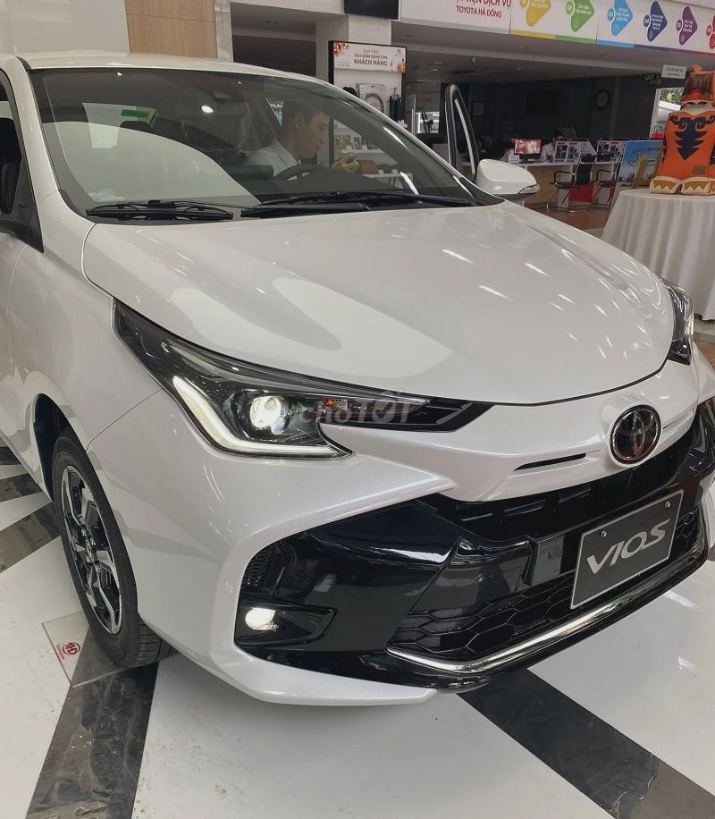 Белый бензиновый семейный автомобиль Toyota Vios
