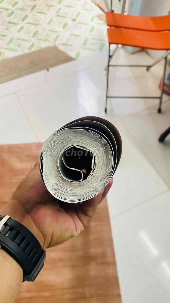 Giấy dán tường vân gỗ màu Nâu 1m2x40m. Mua bán Đồ dùng văn phòng tại Quận Cái Răng Cần Thơ được đăng bởi hoàng minh hình 1