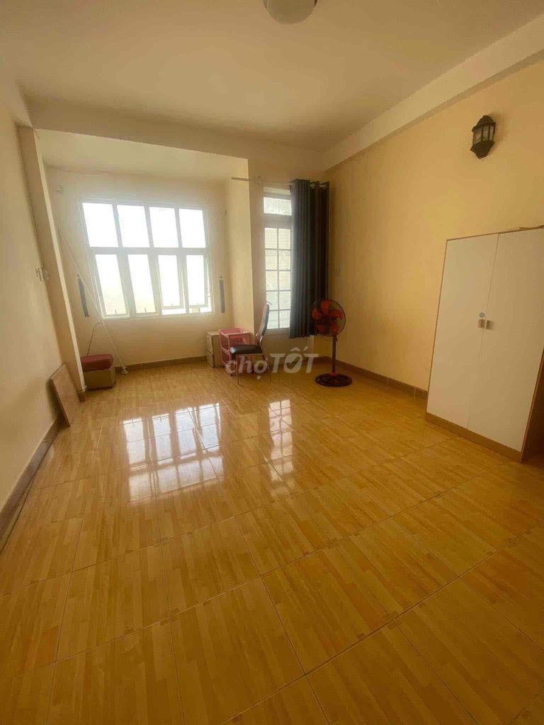 phòng 30m2 có giường nệm, kệ, tủ nhỏ