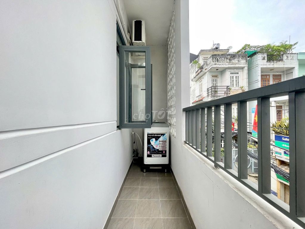 Комната со всеми удобствами на улице Зыонг Куанг Хам, балкон и окно