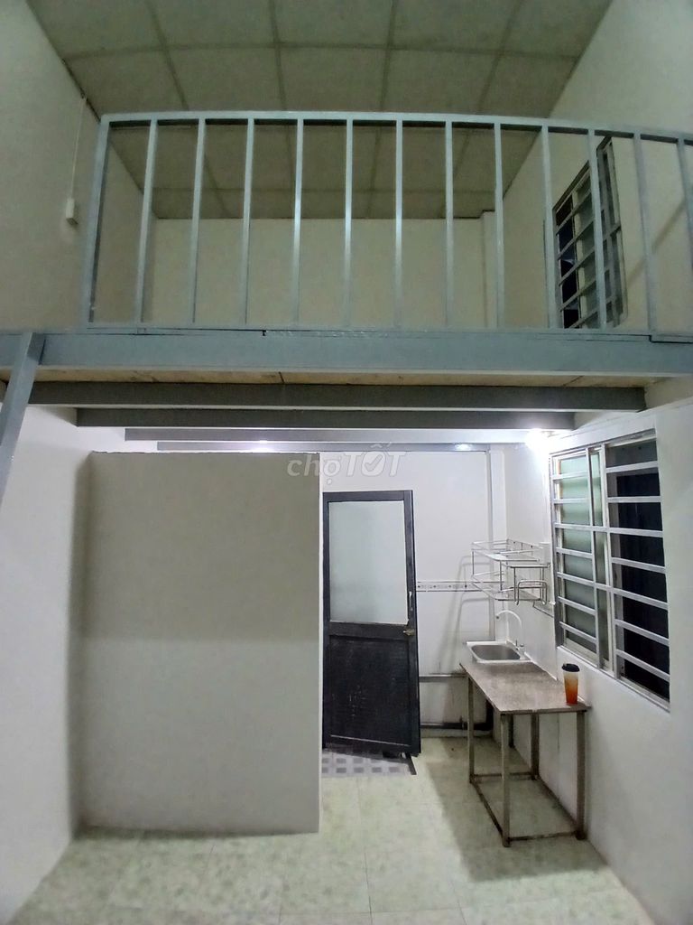 Phòng Mới Rộng Gác Cao Có Cửa Sổ Kế Bên Công Thương