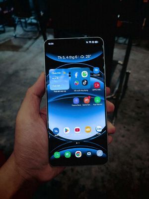 Realme GT6 bản 12/256 đẹp keng , màn lỗi nhẹ xíu