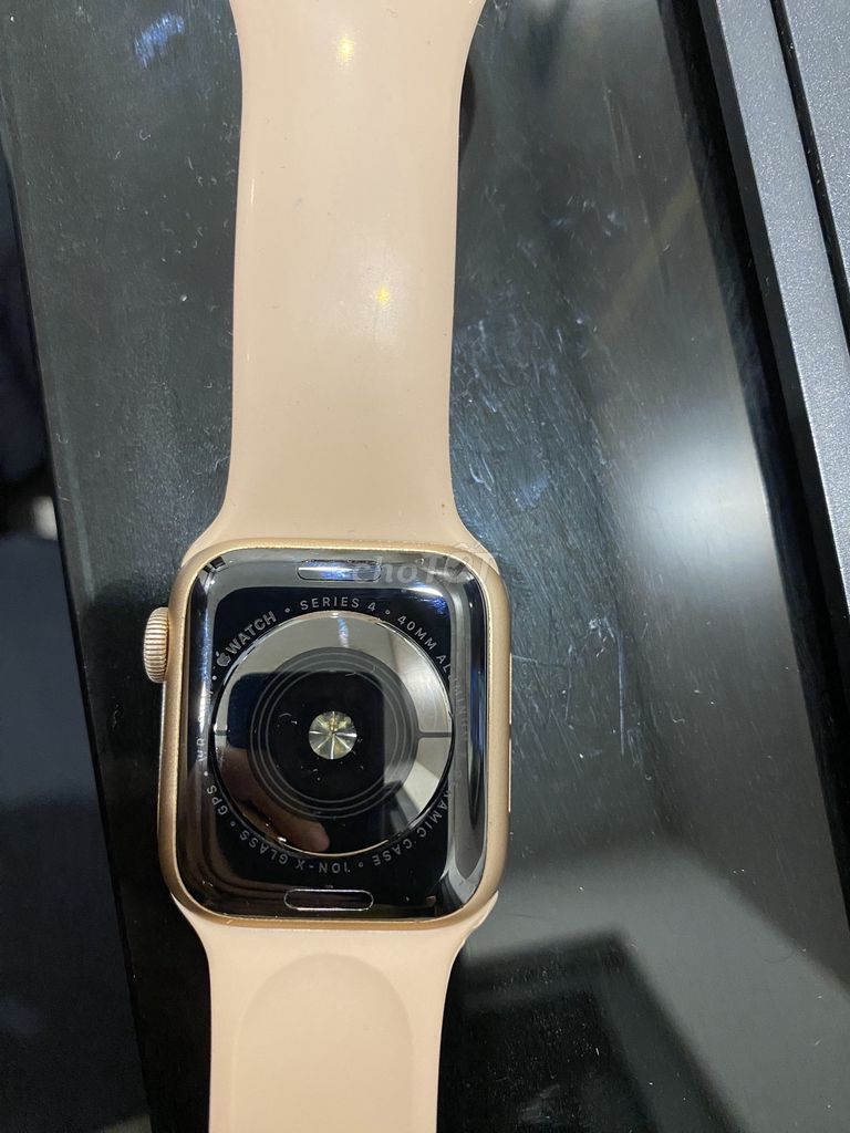 Apple Watch Series 4 Vàng 40mm. Mua bán Thiết bị đeo thông minh tại Thành phố Thủ Đức Tp Hồ Chí Minh được đăng bởi Tên chưa cung cấp hình 1