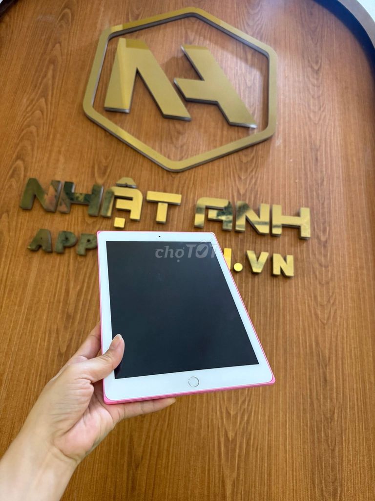 Apple iPad Gen 5 Wifi 32GB Hồng Không vân tay. Mua bán Máy tính bảng tại Quận Gò Vấp Tp Hồ Chí Minh được đăng bởi Nguyễn Thị Thu Hiền hình 1