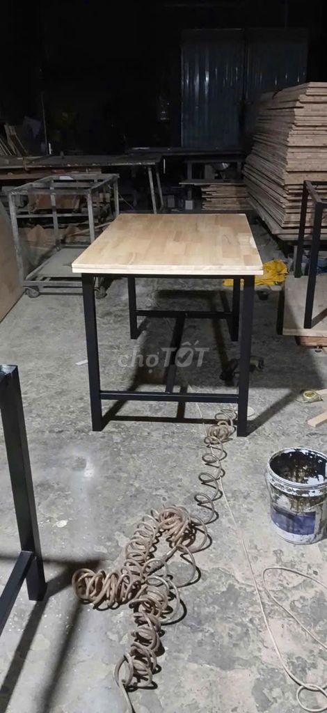 Bàn gỗ sắt hiện đại. Mua bán Bàn ghế tại Quận 12 Tp Hồ Chí Minh được đăng bởi Thủy Home Interior hình 1