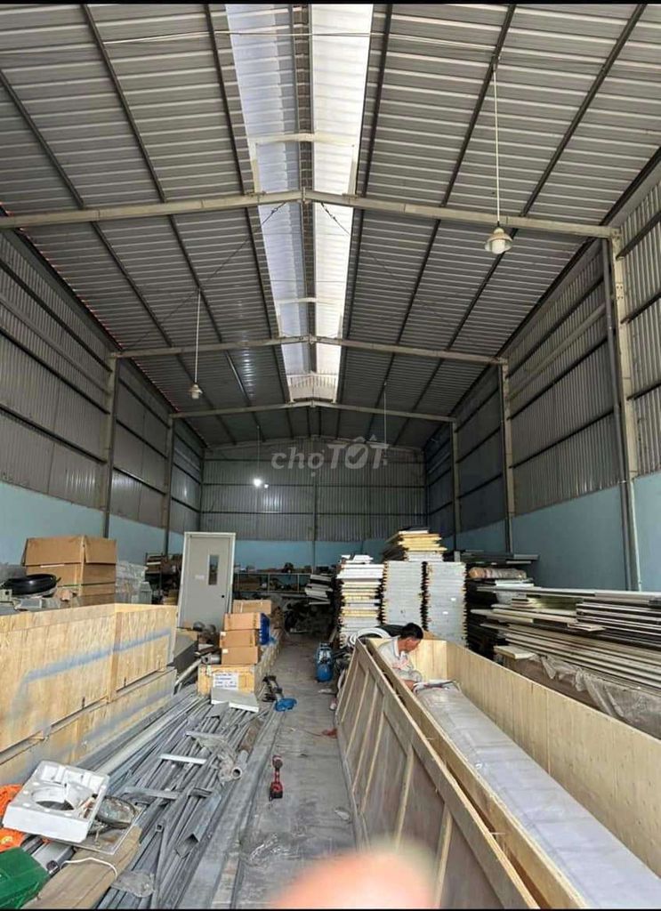 Kho 300m2 Phú Tân đường nhựa Container