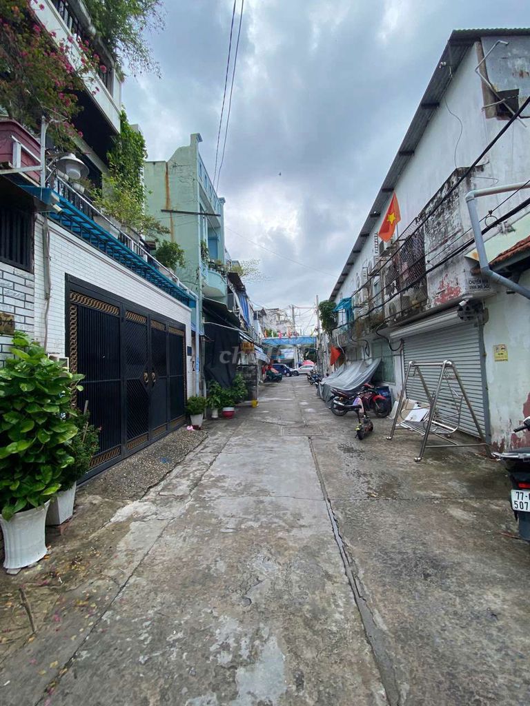 Дом 2 переулка за фасадом Nguyễn Thị Đặng. 5м x 15м. Бетон 4 этажа
