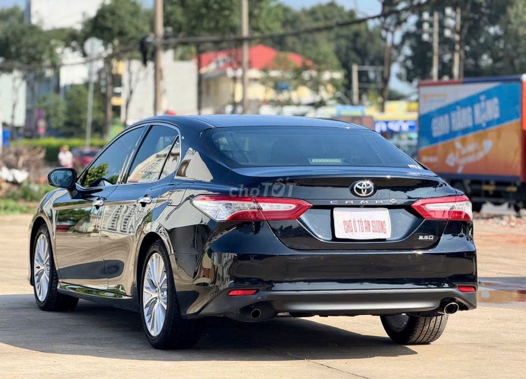 Toyota Camry 2.5Q 2021 Đen 5 chỗ