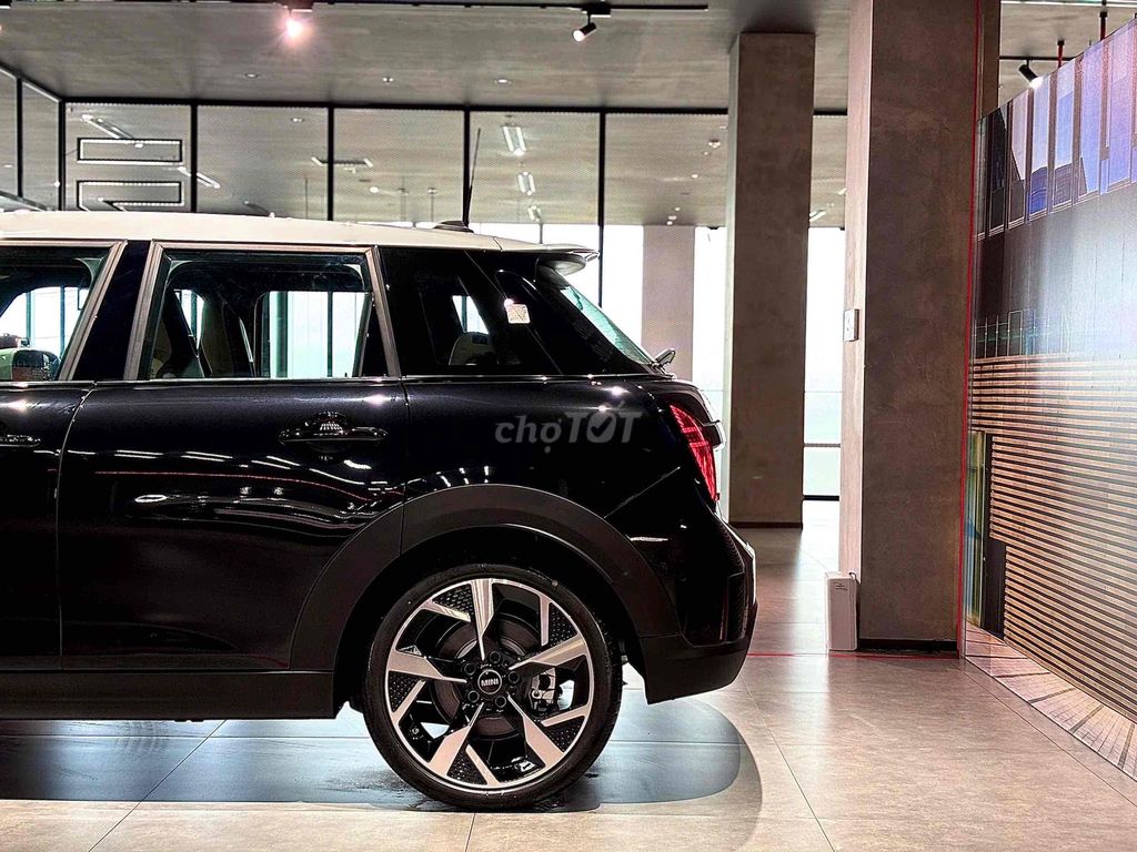 Mini 5 Door 2026 photo 4