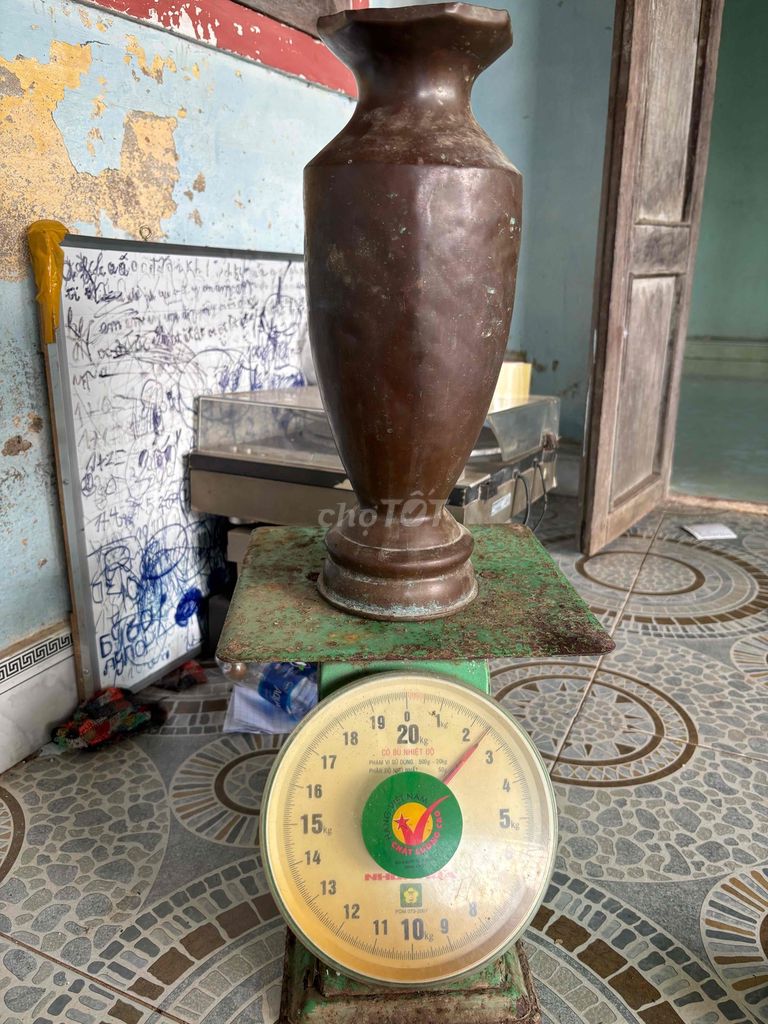 bình hoa bằng đồng. Mua bán Cây cảnh, đồ trang trí tại Huyện Mộ Đức Quảng Ngãi được đăng bởi Thùy Linh hình 1
