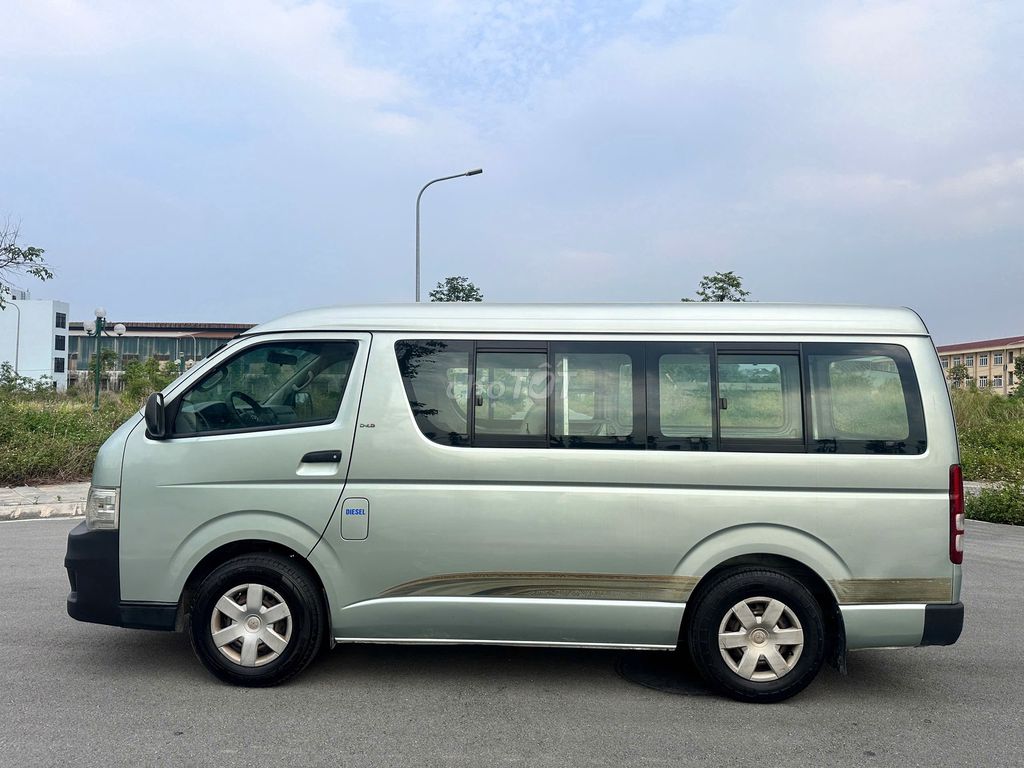 Toyota Hiace 2011 photo 3