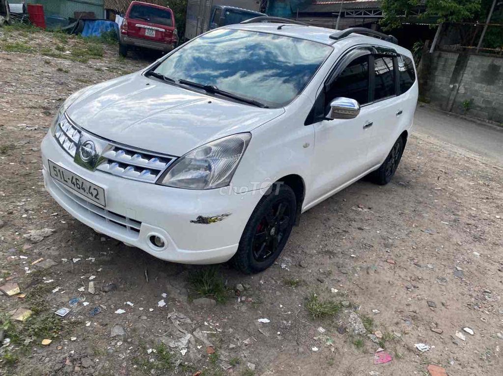Nissan Livina 2011 photo 2