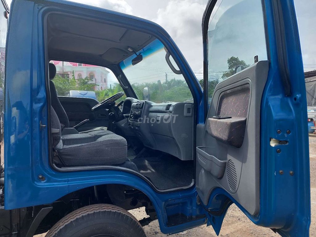 Kia k165 tải 2T3 đời 2016 thùng kín có máy lạnh. Mua bán Xe tải, xe ben tại Quận Bình Tân Tp Hồ Chí Minh được đăng bởi Kính Xe Tải hình 5
