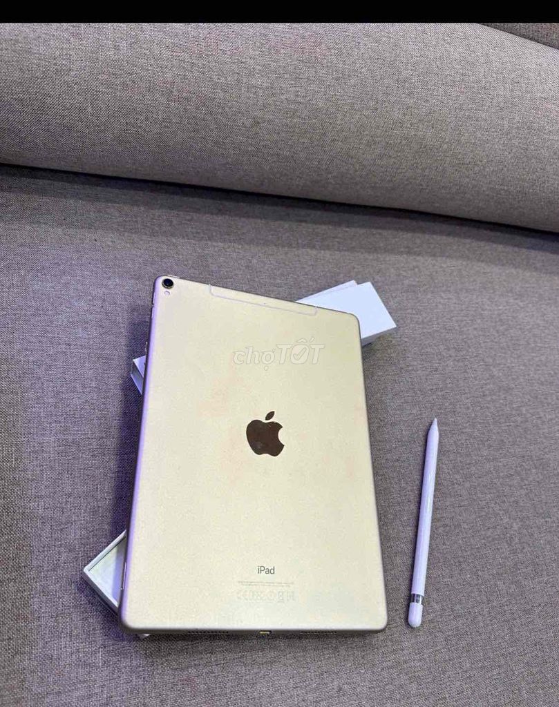 iPad Pro 10.5 inch 256GB Vàng 4G zin nguyên khối. Mua bán Máy tính bảng tại Quận 3 Tp Hồ Chí Minh được đăng bởi Nam Á Mobile hình 1