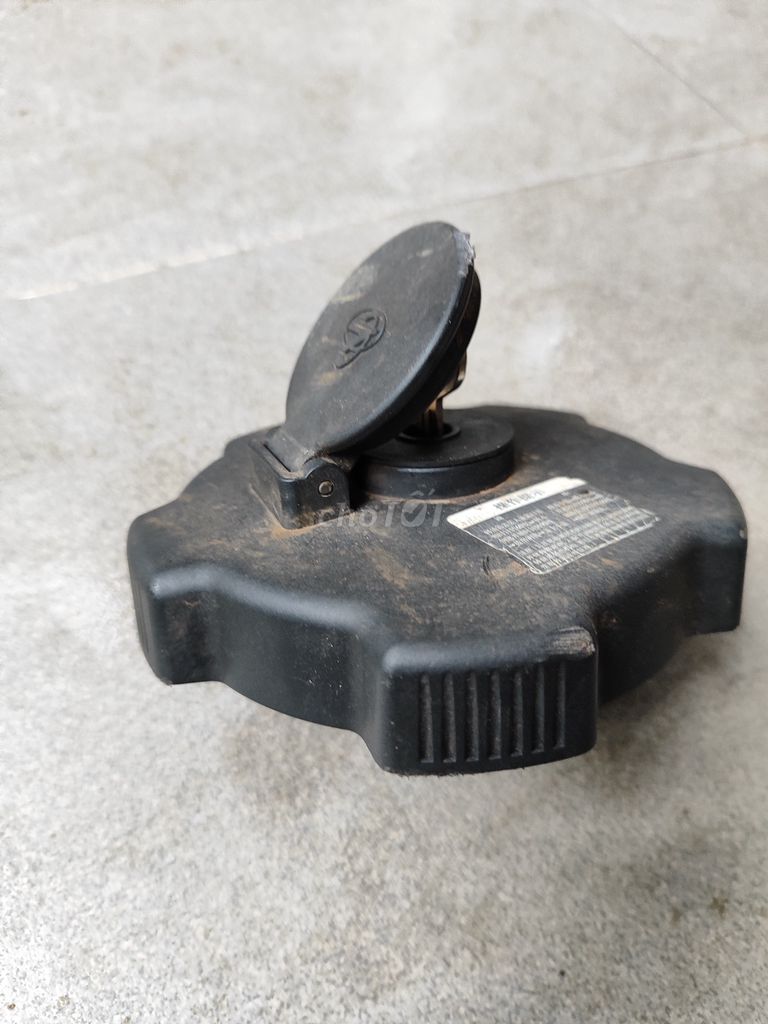 Nắp bình xăng nhựa đen có khóa. Mua bán Phụ tùng xe tại Quận Liên Chiểu Đà Nẵng được đăng bởi Tuyền hình 4