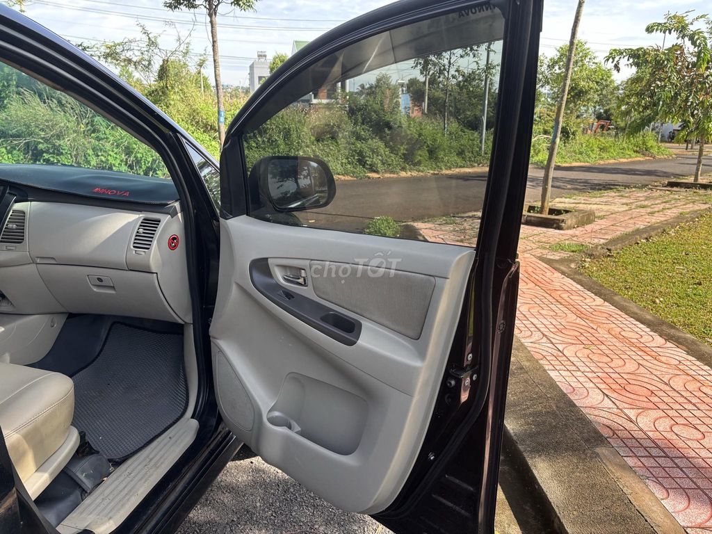 Toyota Innova 2.0E 2015 màu đen 8 chỗ. Mua bán Ô tô tại Thành phố Buôn Ma Thuột Đắk Lắk được đăng bởi Tuấn hình 11