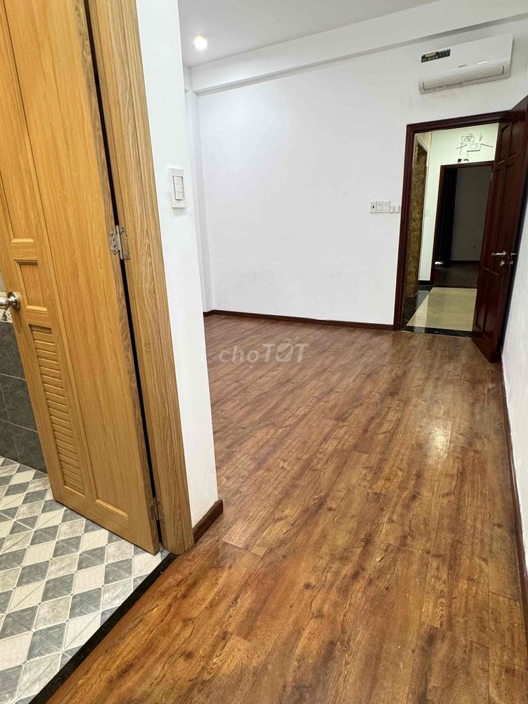 PHÒNG - SẴN MÁY LẠNH - THANG MÁY