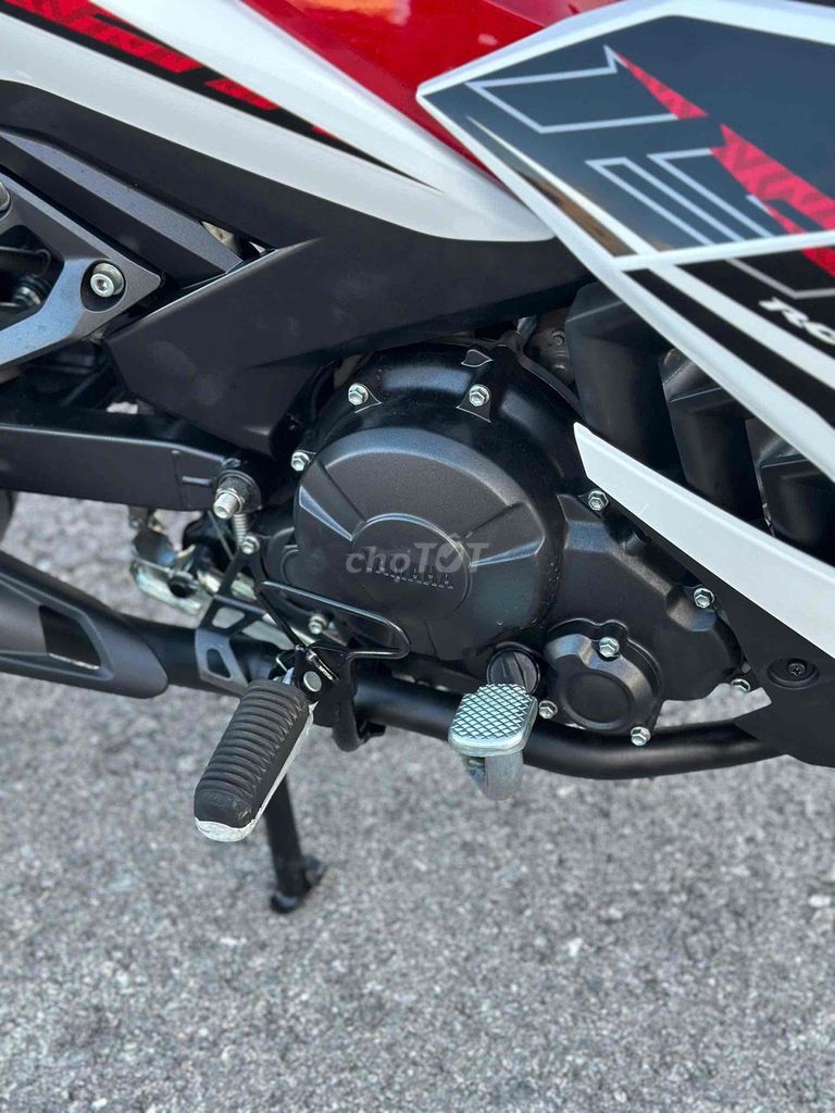 Возбудитель Yamaha красно-белый