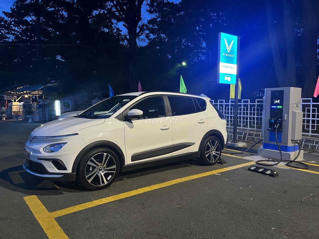 Vinfast E34 Белый 150 тыс. км