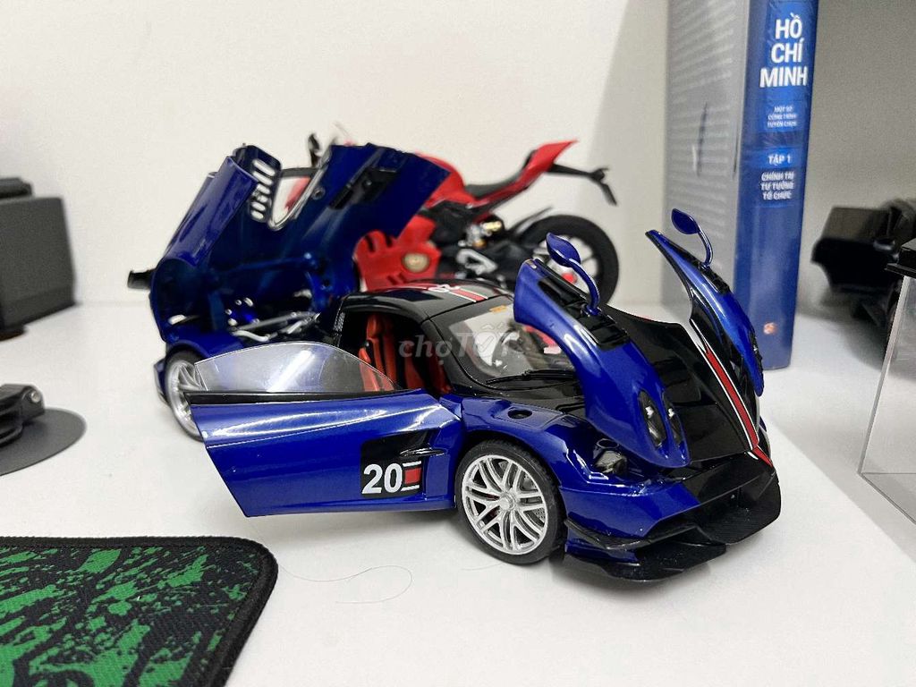 Mô hình tĩnh Pagani Huayra 1:18 Xanh dương