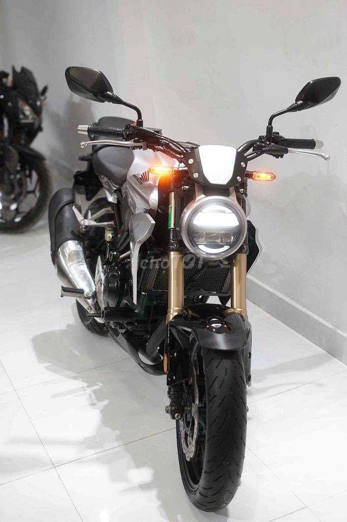 Honda CB300R Bạc 10000 km. Mua bán Xe máy tại Quận 12 Tp Hồ Chí Minh được đăng bởi Thiên Tài hình 12