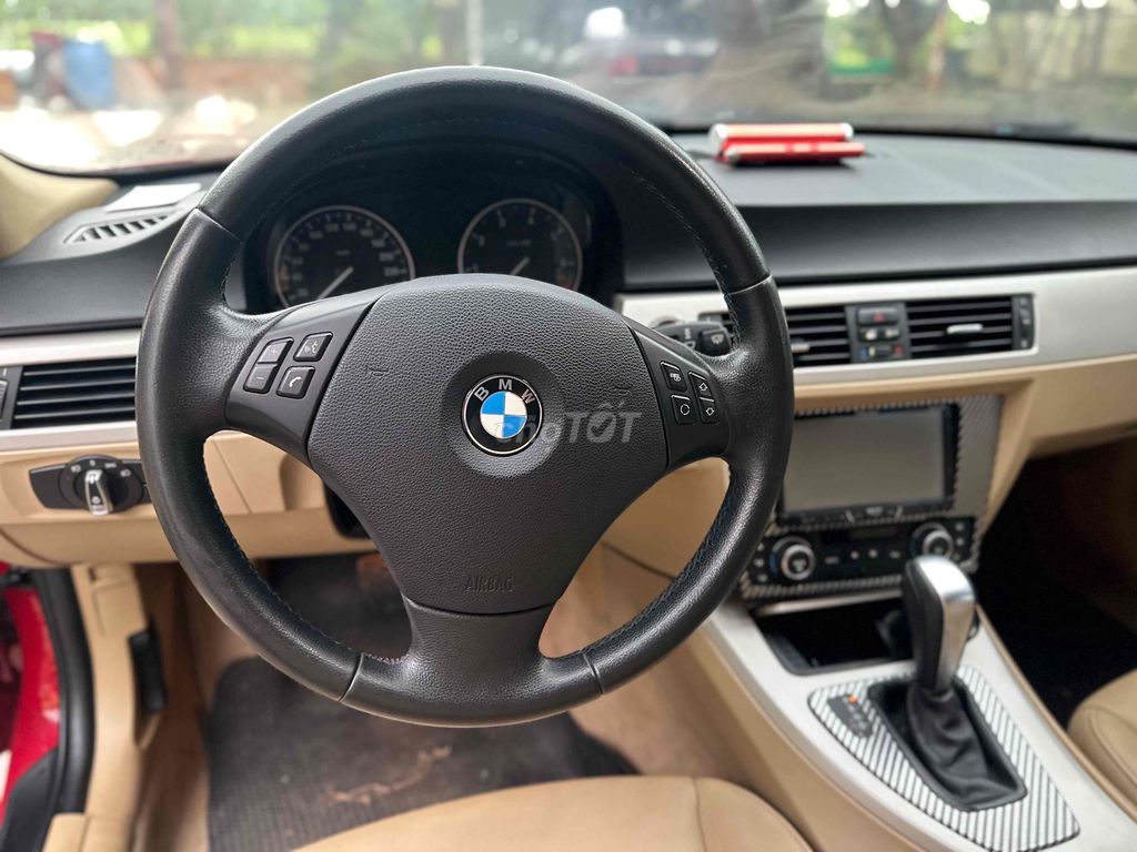 BMW 320i выпуска 2011 года красный цинк красивый