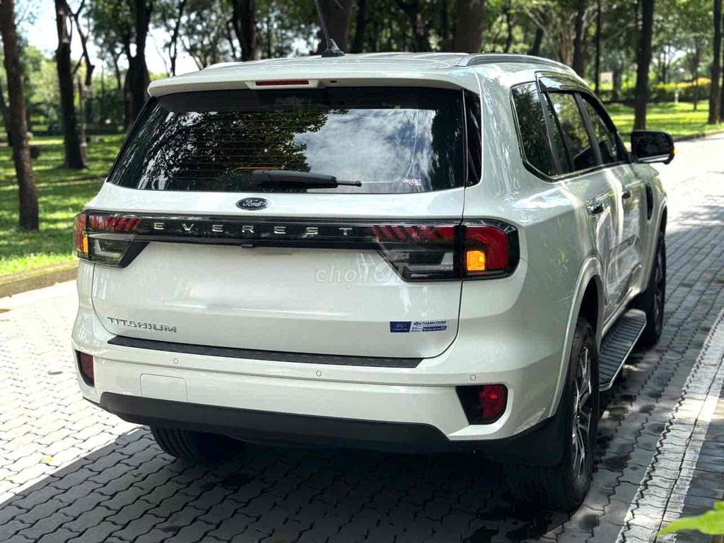Ford Everest Titanium 2024 - 7.500km Trắng