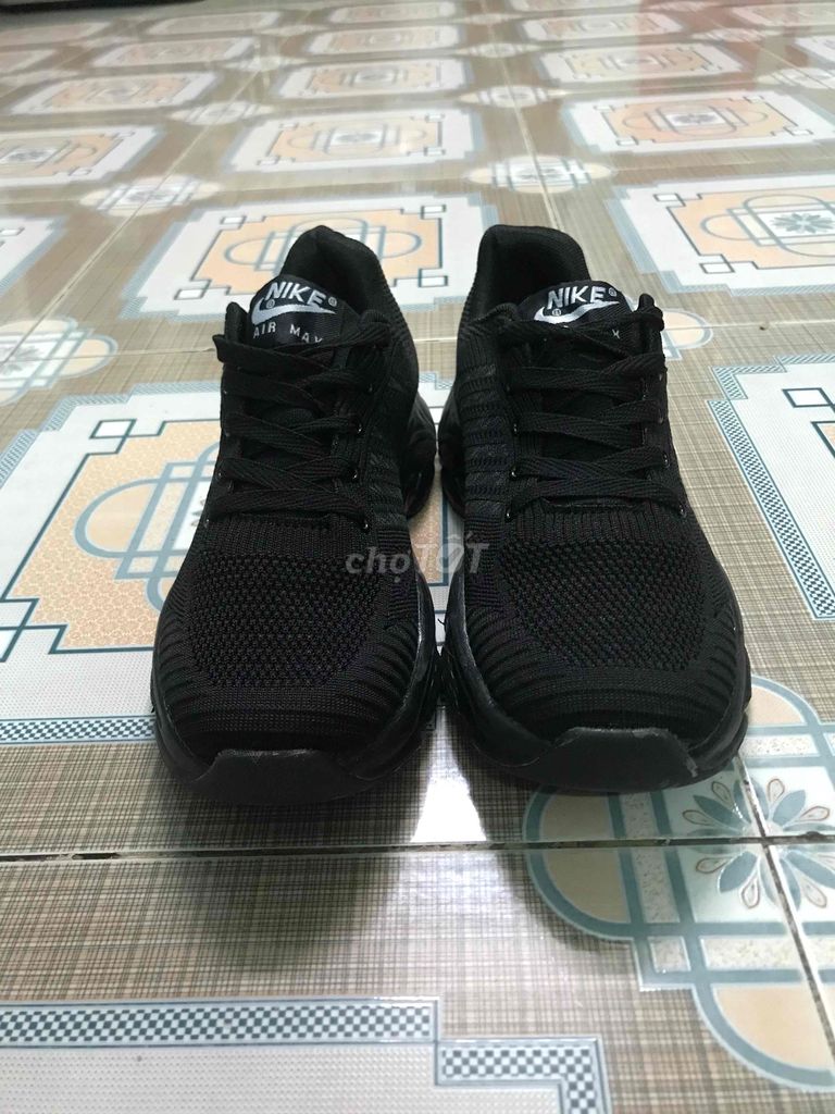 Giày thể thao Nike đen size 42.