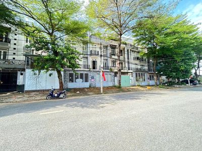 Lô góc 2 MT 35A Trịnh QuangNghị P7Q8 kdc Phú Lợi đường 20m SHR 111,3m2