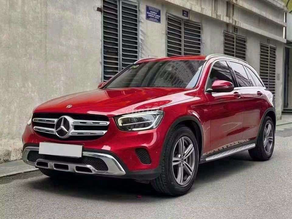 Mercedes-Benz GLC 200 2020 красный 52000 км