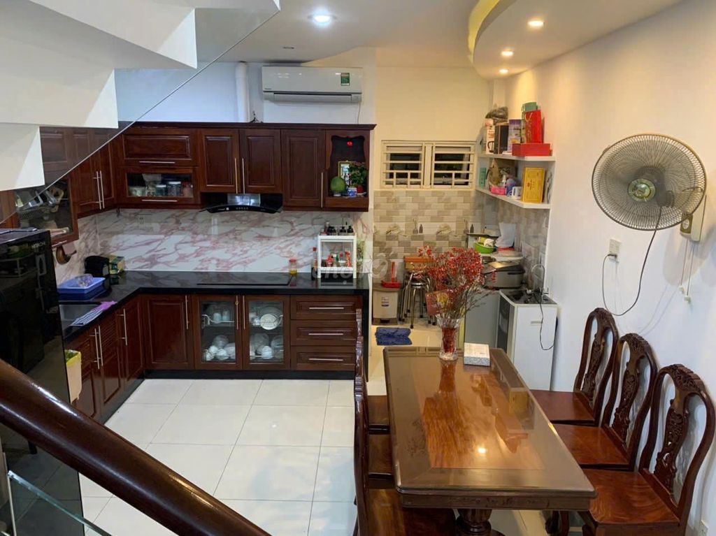 Аренда · 4 комн. · 60 м² · Quận 4, ул. Đường Nguyễn Tất Thành