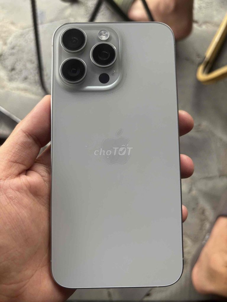 iPhone 15 Pro Max Bạc sọc màn 95%. Mua bán Điện thoại tại Thành phố Thủ Dầu Một Bình Dương được đăng bởi Van Lam hình 1