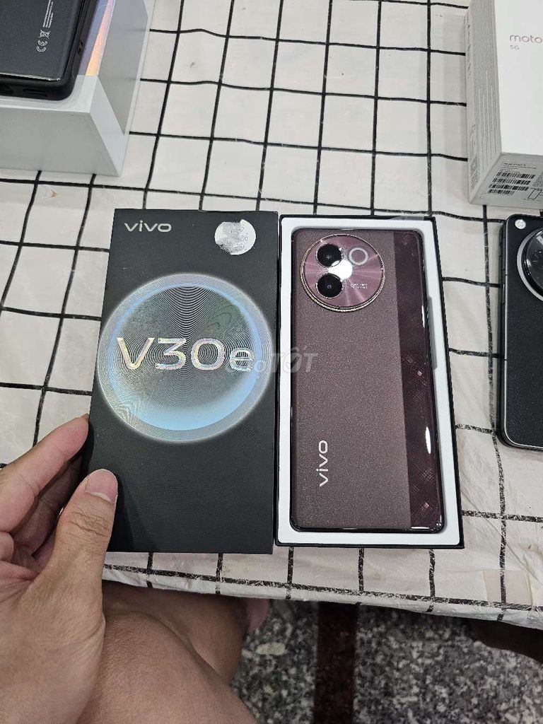 VIVO V30E 5G ĐỎ 12G/256 FBOX ZIN CHỤP ĐẸP XÀI KHỎE. Mua bán Điện thoại tại Quận Tân Phú Tp Hồ Chí Minh được đăng bởi Ngô Minh Mobile  hình 1