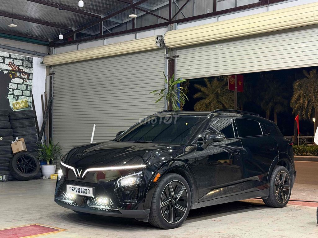 VinFast VF7 Plus 2024, полный вариант, черный, 40000 км