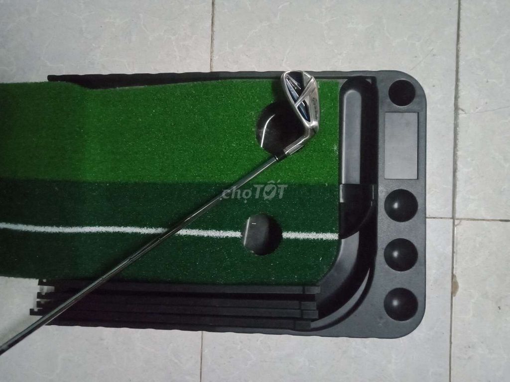 Gậy golf và thảm tập