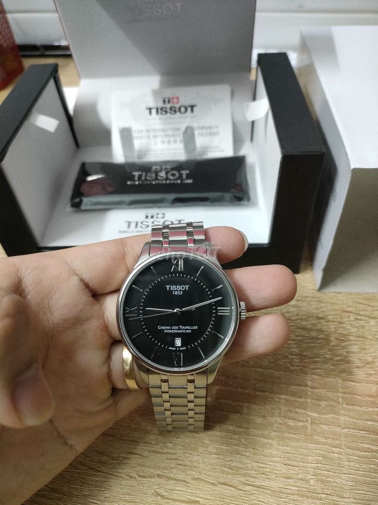 Kẹt tiền bán đồng hồ Tissot