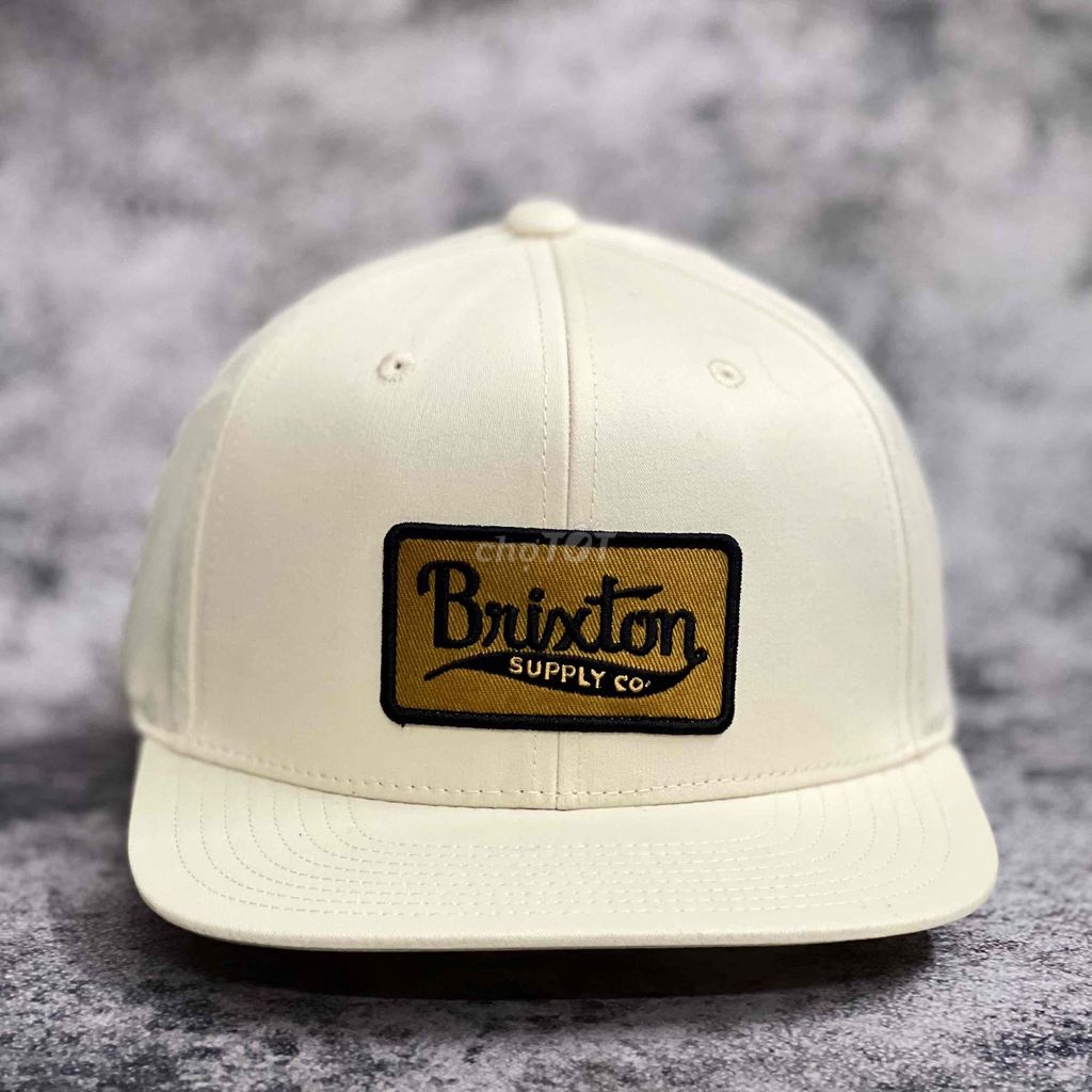 NÓN SNAPBACK BRIXTON TRẮNG KEM LOGO NÂU VÀNG