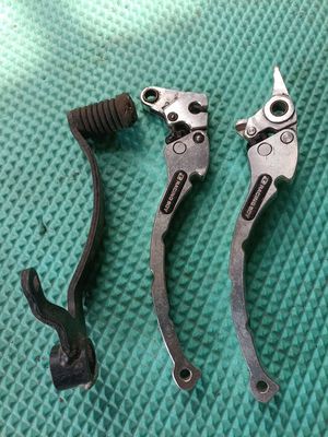 cặp tay thắng Exciter Kim loại Bạc Đen. Mua bán Phụ tùng xe tại Huyện Củ Chi Tp Hồ Chí Minh được đăng bởi Tiến Dũng 