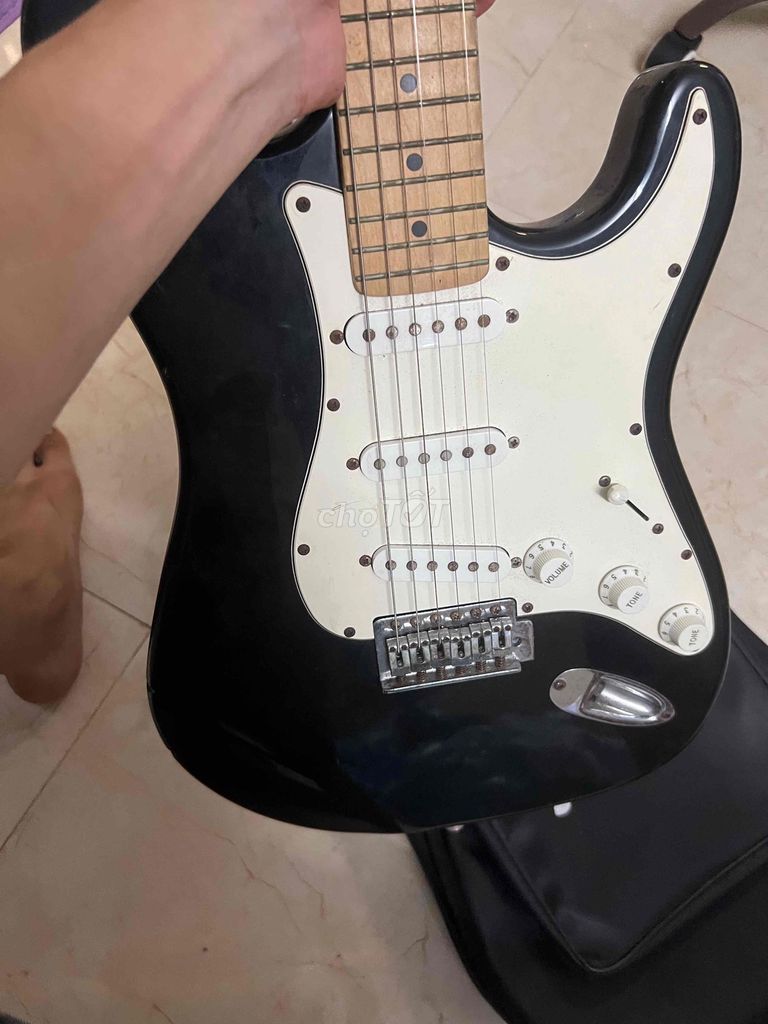 Đàn guitar điện Fender Đen. Mua bán Nhạc cụ tại Quận Ngũ Hành Sơn Đà Nẵng được đăng bởi Nguyễn Trọng hình 1