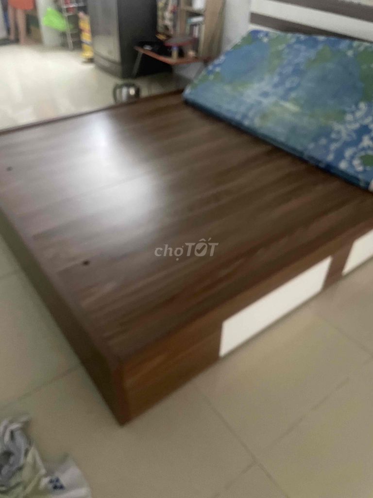 chuyển phòng cần bán giường 1,8x2m, mới mua