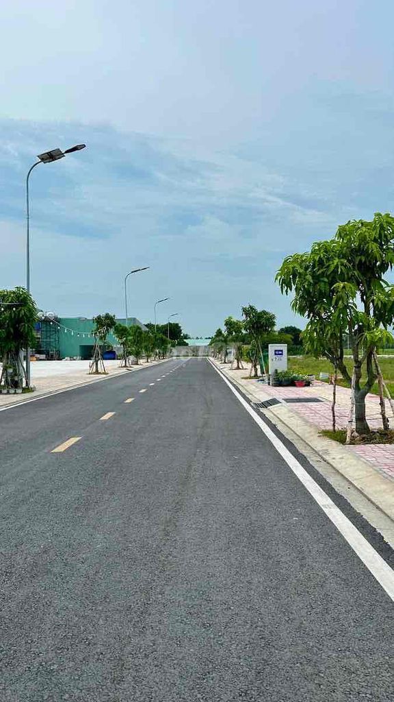 Bán gấp lô đất thổ cư Dt 100m2 sổ hồng cầm tay. Mặt tiền đường nhựa 8m