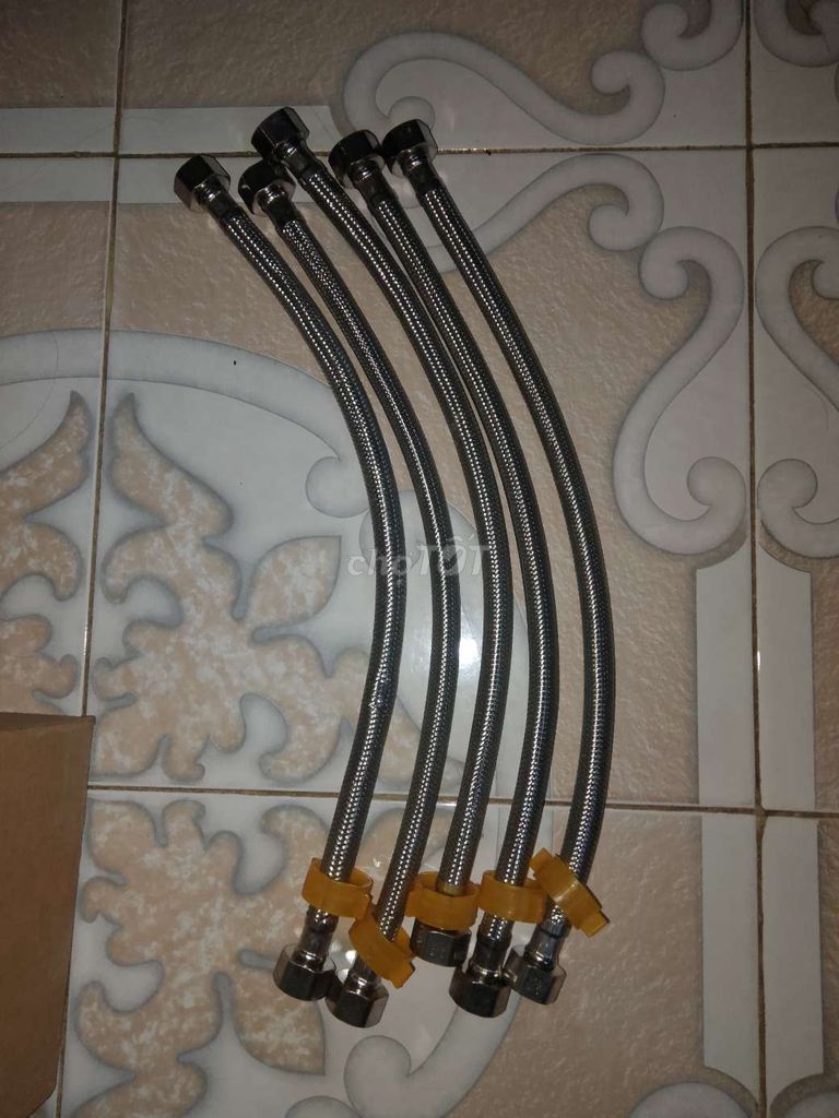 Dây ống nước Inox 40cm 5 cái. Mua bán Thiết bị vệ sinh, nhà tắm tại Quận 1 Tp Hồ Chí Minh được đăng bởi Bí ẩn Người hình 1