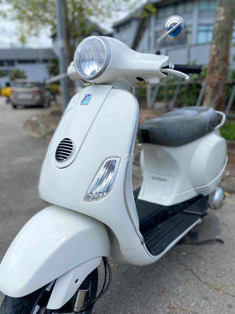 Piaggio Vespa 125cc trắng. xe đẹp chạy ít mới 90%