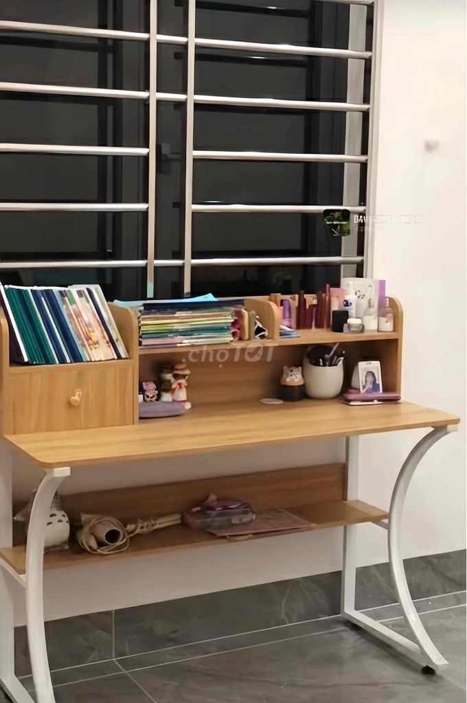 Bàn học gỗ kim loại ít sử dụng. Mua bán Bàn ghế tại Thành phố Đồng Xoài Bình Phước được đăng bởi Ngọc Như Ý hình 1