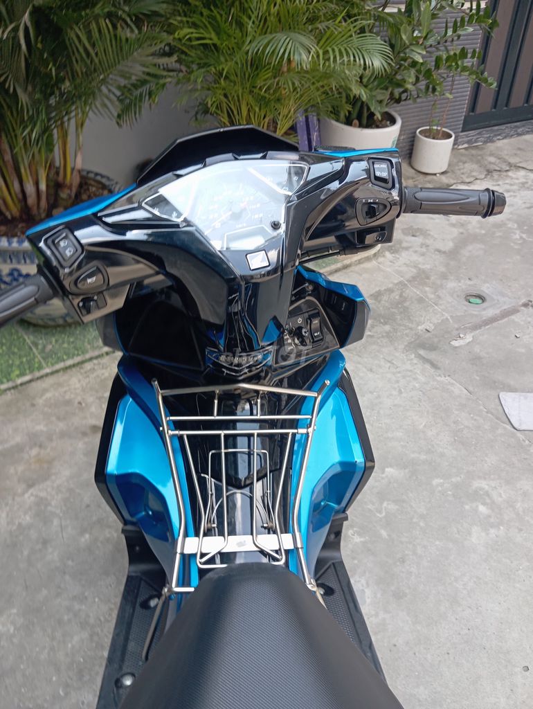 Синий скутер Honda Air Blade 2019