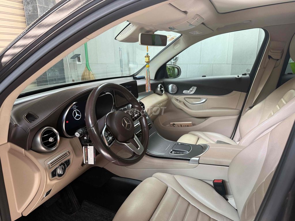 Мерседес-Бенц GLC 300 4MATIC 2020 черный