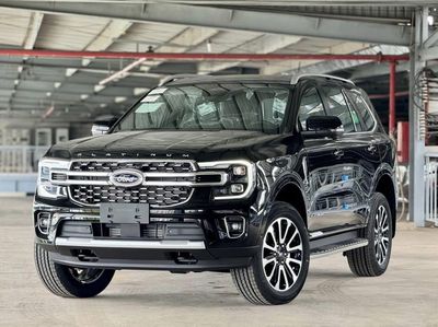 Ford Everest Platinum 2025 4x4 Đen - 13.000 km