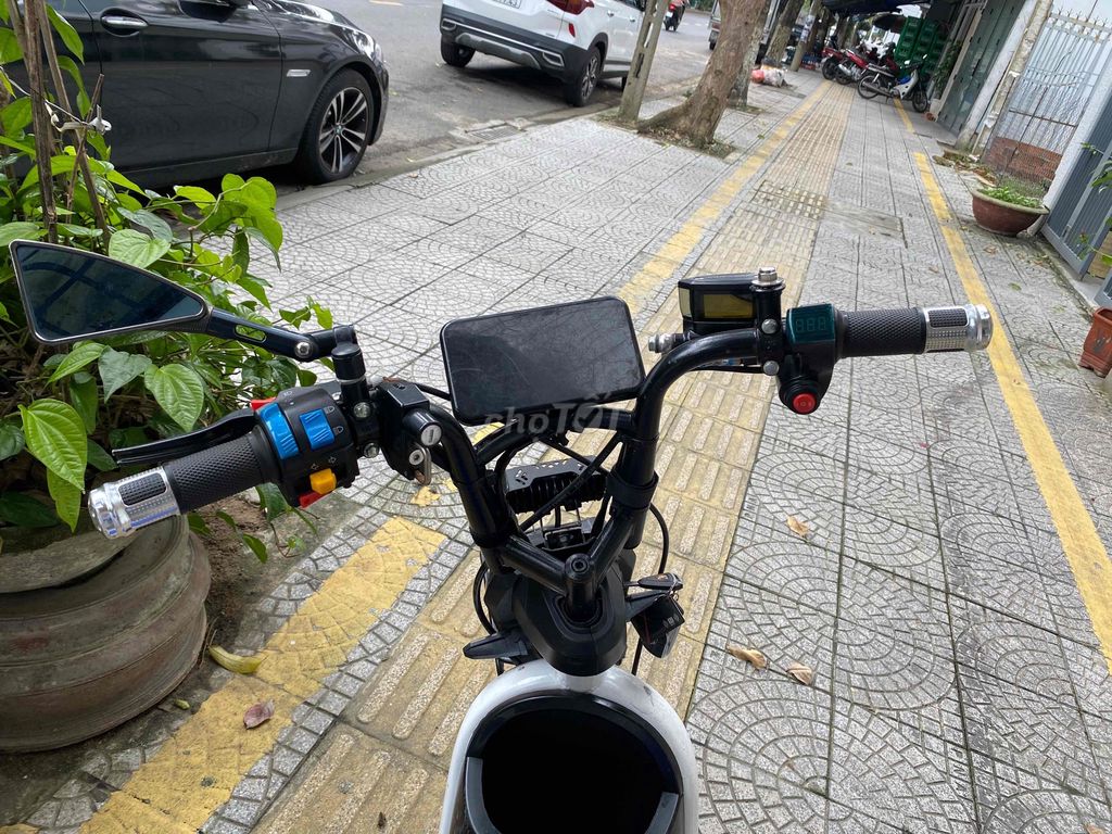 Xe đạp điện Trắng Đen. Mua bán Xe điện tại Quận Thanh Khê Đà Nẵng được đăng bởi Van Huy  hình 1