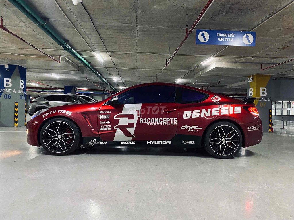 Hyundai Genesis Coupe красный спортивный автомобиль